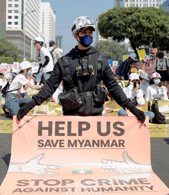 미얀마 모델 파잉 탁콘이 18일(현지시간) 자신의 인스타그램에 올린 쿠데타 반대 시위 모습. 파잉 탁콘 인스타그램 캡처