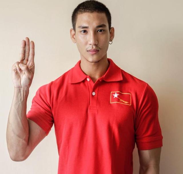 미얀마 모델 파잉 탁콘이 3일(현지시간) 자신의 인스타그램에 올린 사진으로, 세 손가락 경례를 하며 쿠데타 반대 시위 동참과 지지를 호소하는 모습이다. 파잉 탁콘 인스타그램 캡처