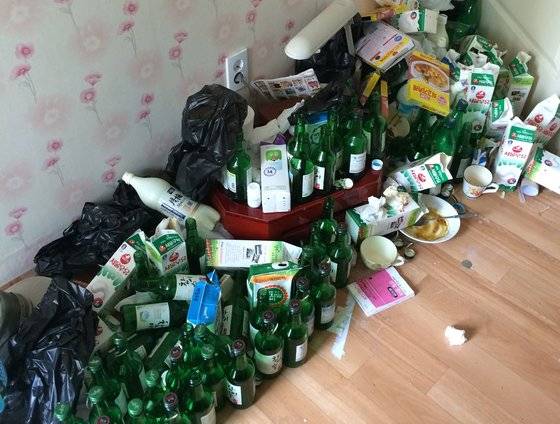 특수청소부 길해용(36)씨가 고독사 청소업무를 위해 방문한 현장의 모습. 셀 수 없이 많은 소주병들이 모여있다. 길해용씨 제공