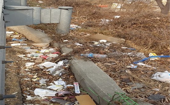 쓰레기가 방치된 경기 지역 도로변 현장 모습. 경기도