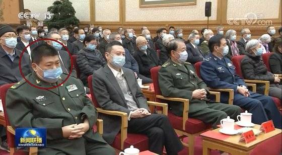 20일 화궈펑 탄생 100주년 맞아 열린 기념 좌담회에 마오쩌둥의 친손자 마오신위(좌)이 참석했다. [CCTV 캡쳐]