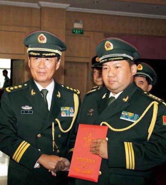 마오신위가 2010년 7월 인민해방군 육군 소장으로 승진했다. 현재는 중국인민정치협상회의 위원이다. [간쑤데일리 캡쳐]