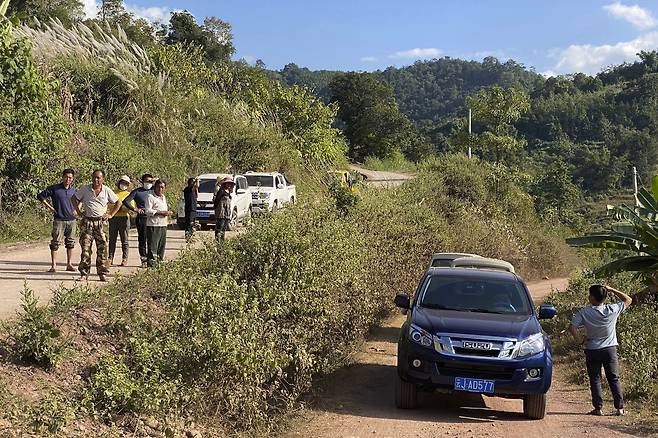 지난해 12월 1일 중국 남부 윈난성 다나오산 인근의 광산 갱구로 이어지는 도로를 지역주민들이라고 주장하는 사람들이 나서 차량으로 차단하고 있다. 지난 2013년 채집된 이 광산에서 박쥐의 바이러스는 코로나19 바이러스와 가장 가까운 것으로 알려져 있다. AP=연합뉴스