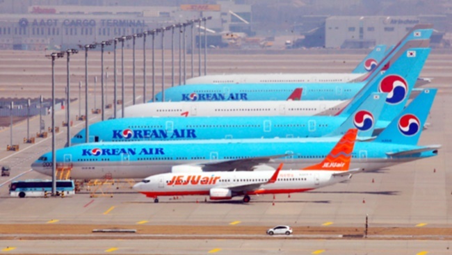 Airplanes are grounded at Incheon Airport. (Yonhap)