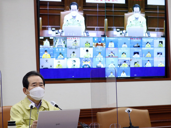 Prime Minister Chung Sye-kyun announces Sunday that 117,000 doses of the Pfizer vaccine will arrive next Friday and that vaccinations of frontline Covid-19 medical workers will begin the following day during a coronavirus response meeting at the central government complex in central Seoul. [NEW1]