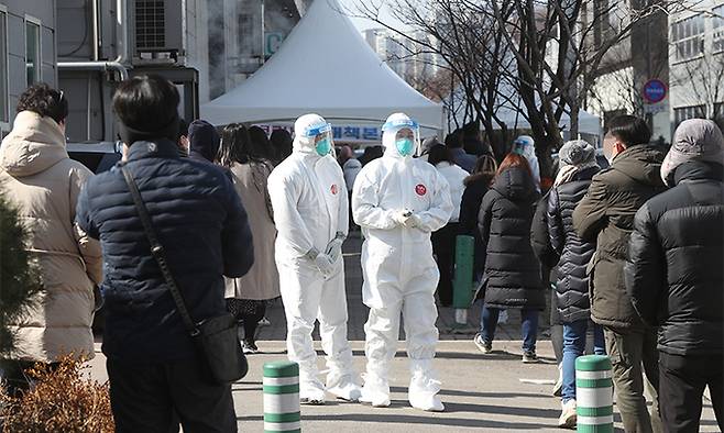 지난 17일 경기도 남양주시 진건읍 진관산업단지에서 근로자들이 신종 코로나바이러스 감염증(코로나19) 검사를 위해 줄지어 대기하고 있다. 연합뉴스