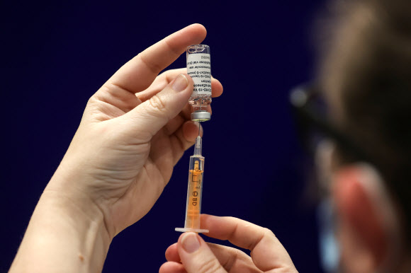 영국 뉴캐슬의 한 백신센터에서 30일(현지시간) 아스트라제네카 백신 접종이 진행되고 있다.뉴캐슬 로이터 연합뉴스