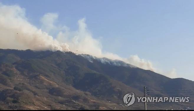 경남 하동서 산불 (하동=연합뉴스) 21일 오후 경남 하동군 악양면 미점리 야산에서 불이 나 연기가 퍼지고 있다.  2021.2.21 [경남소방본부 제공. 재판매 및 DB 금지] canto@yna.co.kr