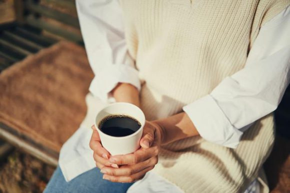 아침 빈 속에 맨 먼저 카페인이 많은 진한 커피를 마시면 위 건강에 좋지 않다. / 사진=게티이미지뱅크