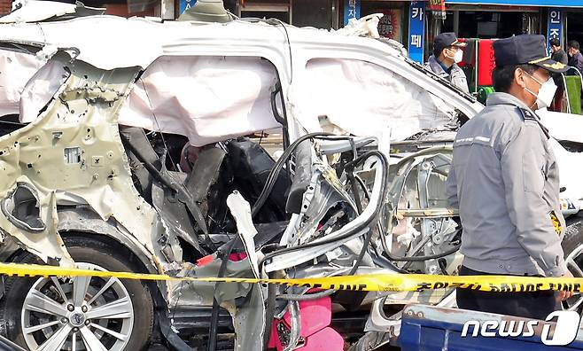 2일 오전 11시42분쯤 광주 서구 양동시장 인근 도로에서 포드 차량 한 대가 알 수 없는 이유로 폭발하는 사고가 발생해 경찰이 사고 현장을 통제, 국립과학수사연구원이 차량을 살펴보고 있다. 이 사고로 운전자 A씨(37)가 팔 등에 부상을 입고 병원으로 이송돼 치료를 받고 있다. 2021.2.22/뉴스1 © News1 황희규 기자