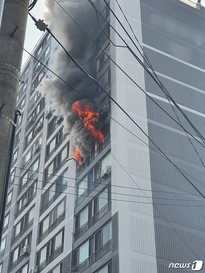 (대구=뉴스1) 남승렬 기자 = 22일 오후 3시18분쯤 대구 달서구 송현동의 한 아파트 6층에서 원인을 알 수 없는 불이 나 1명이 다쳤다.(대구소방안전본부 제공) 2021.2.22 © 뉴스1