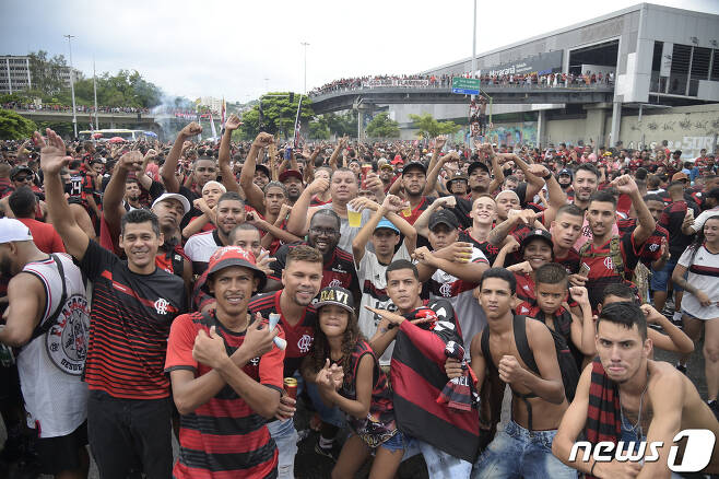 21일 브라질 프로축구 플라멩구와 인테르나시오날의 경기가 열린 리우데자네이루 마라카낭 경기장 밖에 수만명의 플라멩구의 팬들이 선수들이 운집해 선수들을 맞이했다. © 로이터=뉴스1