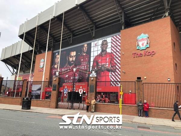 바로시가 활약했던 리버풀. 그 홈구장 안 필드