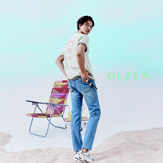 The mens wear Olzen (OLZEN) has unveiled a 21SS collection with Actor Won Bin.The New Season AD released by Olsen unravels the various deviations dreamed of in reality in a sensual style of Olsen through virtual space and objects.An official of the site said, Olsen and Won Bin have been breathing for the third year this year, and as the year goes by, they are getting good response from consumers with synergy of fantasy.This SS shoot focuses on bringing out the small pleasure and happiness in a comfortable daily life.In fact, Won Bin responded with a soft smile and eye contact according to the situation and style, and when he saw the dog Model who visited the filming site, he was able to contain a more happy episode than ever, such as laughing brightly and playing with him. On the other hand, Olsen will show a variety of products from calm and clean business look to colorful casual wear through the 2021 SS season, Actor Won Bin.You can see the one-man T-shirt that characterizes Oliver, the symbol of Olsen, the ripple T-shirt with a color sense, and the practical items that anyone can wear at reasonable prices.