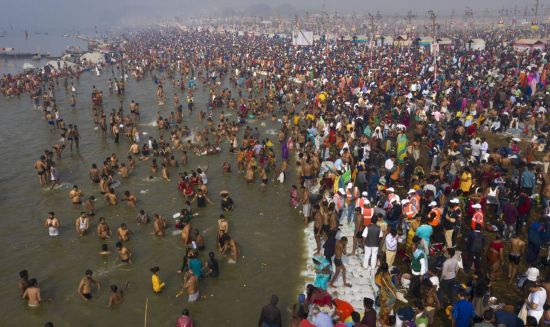 인도 힌두교도의 최대 축제 '마하 멜라' 기간인 지난 11일(현지시간) 코로나19 확산 위험에도 불구하고 갠지스와 야무라강이 합류하는 프라야그라지에 수만 명의 인파가 운집해 있다. 인도는 코로나19 확진자 수가 1100만 명에 근접해 미국 다음으로 많다.  <사진=AP연합>