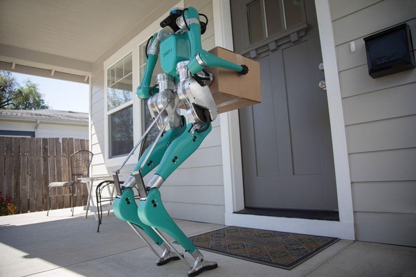 포드는 최근 미국 스타트업 어질리티로보틱스가 개발한 2족 보행 로봇 ‘디짓’ 2대를 구매했다./포드 제공