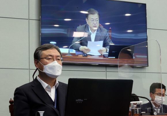 신현수 민정수석이 22일 청와대에서 열린 수석·보좌관 회의에서 문재인 대통령의 발언을 듣고 있다. 연합뉴스