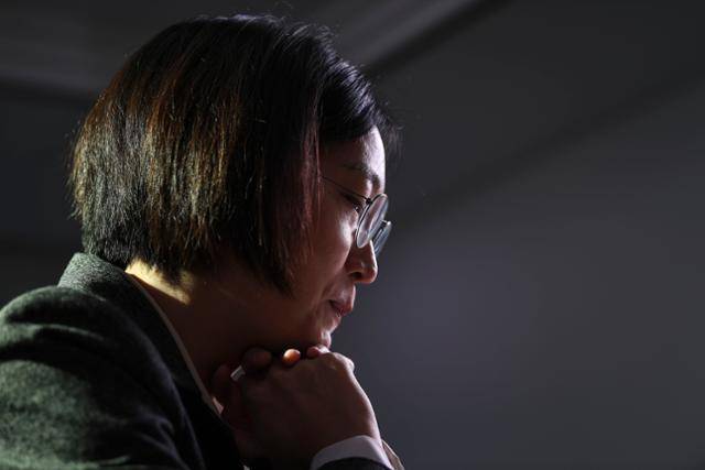 그는 자신이 정치를 하는 이유인 “당신을 포기하지 않겠다”는 말을 하며 끝내 눈물을 흘리고 말았다. 그 절박한 사람들에게 조금이라도 더 빨리 다가가고 싶은 마음, 그 길목에서 터진 예상치 못한 사건들, 그리고 그 후유증으로 힘든 마음. 여러 가지가 복합적으로 만든 감정일 거라는 생각이 들었다. 이한호 기자