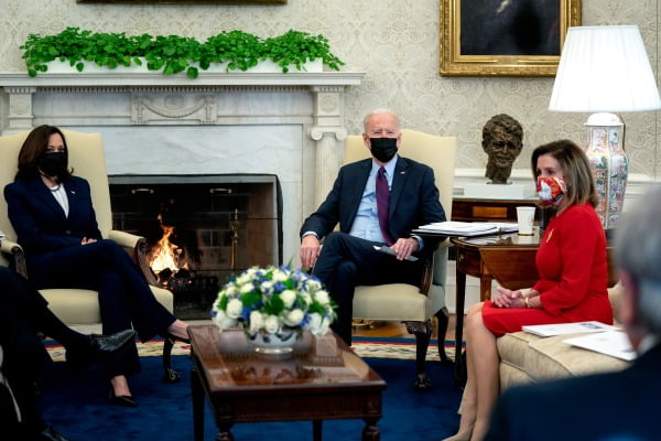 조 바이든 미국 대통령이 낸시 펠로시 하원의장(오른쪽) 등과 이달 초 백악관에서 경기 부양책 관련 협의를 하고 있다. EPA연합뉴스