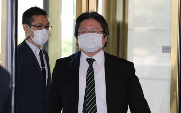 일본 정부가 독도 영유권 주장을 되풀이한 것과 관련해 초치된 소마 히로히사 주한 일본 총괄공사가 22일 외교부 청사에 들어서고 있다./ 연합뉴스
