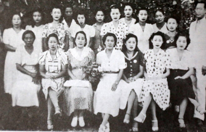 1938년 쿠바 마탄사스에서 결성된 독립운동단체 대한여자애국단 마탄사스 지부의 결성식 당시 사진. 독립운동가 임천택 선생(맨 오른쪽)은 이 단체의 고문을 맡았다. 앞줄 맨 오른쪽이 부인 김귀희 여사. 인천 한국이민사박물관 제공/자유미디어 제공