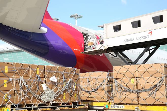 Cargo is being loaded onto an Asiana Airlines plane. (Asiana Airlines)