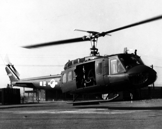 UH-1H helicopters first introduced to the Korean Army in 1968. The Navy still uses these choppers for training. The TH-X project is aimed at retiring such aircraft used by the Army and Navy and replacing them with newer models. [JOONGANG PHOTO]