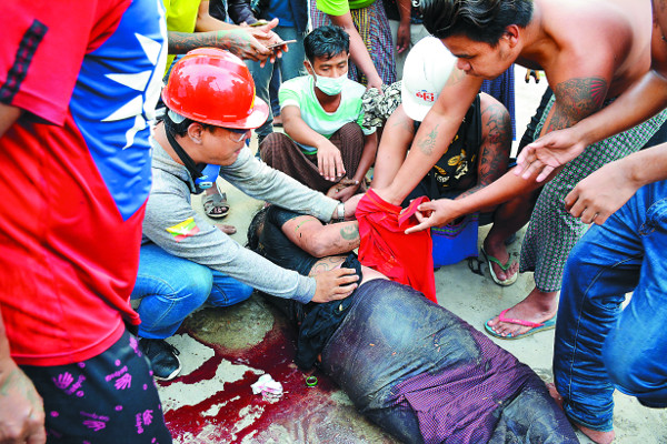 미얀마 제2 도시 만달레이에서 지난 20일(현지시간) 벌어진 쿠데타 규탄 시위에 참여한 시민이 다량의 피를 흘리며 의료진의 처치를 받고 있다. 미얀마 보안군은 이날 시위대를 향해 실탄과 고무탄, 최루탄, 물대포 등을 난사해 최소 2명이 숨지고 수십 명이 다쳤다. 이날 시위 진압에 투입된 부대는 2017년 로힝야족 학살 사건에 관여한 제33경보병사단으로 알려졌다. 로이터연합뉴스