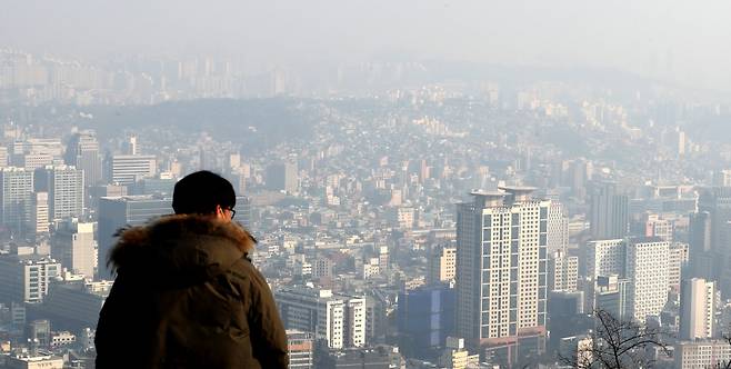 서울 용산구 남산서울타워에서 시민들이 서울시내 아파트 단지를 바라보고 있다. /사진제공=뉴스1