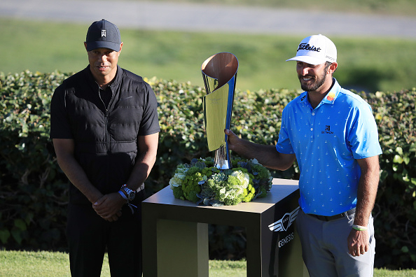 맥스 호마(오른쪽)가 22일(한국시간) 미국 캘리포니아주 퍼시픽 팰리세이즈의 리비에라 컨트리클럽에서 열린 PGA 투어 제네시스 인비테이셔널에서 우승트로피를 받고 있다. 왼쪽은 대회 호스트인 타이거 우즈. [게티이미지]