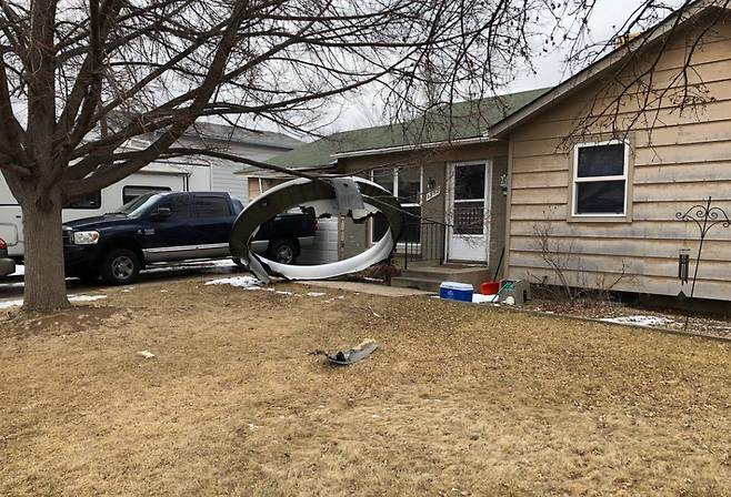 미국 덴버 주택 덮친 여객기 파편. [연합]