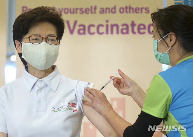 [홍콩=AP/뉴시스]캐리 람 홍콩 행정장관(왼쪽)이 22일 코로나19 백신을 접종하고 있다. 2021.2.22.