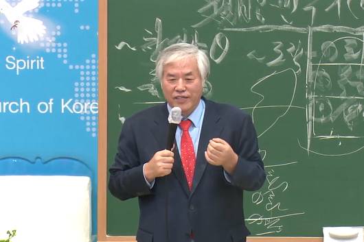 지난 21일 주일 설교 중인 전광훈 목사 . 유튜브 너알아tv  갈무리