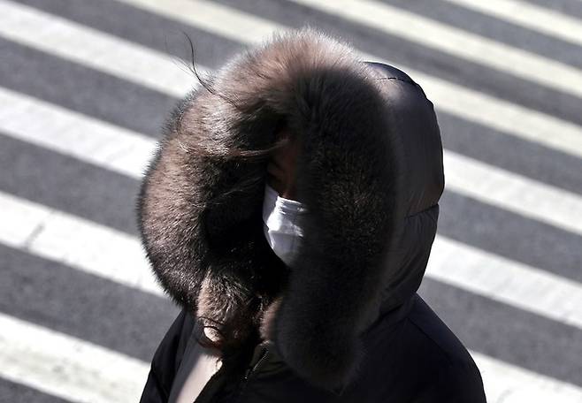 지난 18일 오후 서울 서초구 교대역 인근에서 한 시민이 두터운 옷을 입고 있다. 뉴시스