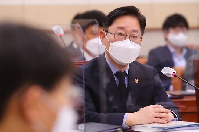 박범계 법무부 장관이 22일 오전 서울 여의도 국회에서 열린 법제사법위원회 전체회의에서 의원들의 질의에 답변하고 있다. 뉴스1
