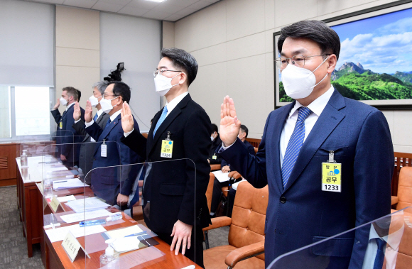 - 22일 국회 환경노동위원회가 개최한 산업재해 청문회에 출석한 최정우(오른쪽) 포스코 회장 등 주요 산재 기업 대표들이 증인 선서를 하고 있다.김명국 선임기자 daunso@seoul.co.kr