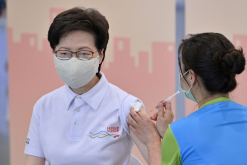 22일(현지 시간) 캐리 람 홍콩 행정장관이 중앙도서관에 설치된 백신접종센터에서 중국 제약사 시노백이 개발한 코로나19 백신을 공개 접종하고 있다./AFP연합뉴스