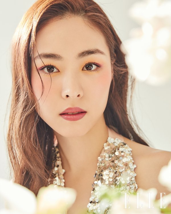 Especially, Lee Yeon-hees eyes, which are clear and transparent like watercolors, blend with the colorful color look and create a mysterious atmosphere.Lee Yeon-hee is a 2-thirdies through Jin-a, who is suffering from growth pains in the drama.While conveying sympathy and comfort to youth, it is giving a sweet excitement with chemistry with Jaeheon (Yoo Yeon-seok) in the play.Photo: Elle (ELLE)