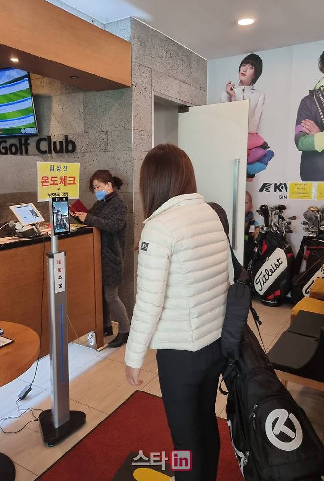21일 경기도 수원에 있는 한 골프연습장에 들어서는 골퍼가 입구에서 체온을 측정하고 있다. (사진=주영로 기자)