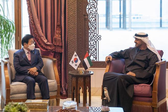 박병석(왼쪽) 국회의장이 지난 10일(현지시간) 아랍에미리트(UAE) 왕세제 사저인 바다궁에서 모하메드 빈 자이드 알 나흐얀 왕세제와 면담을 하고 있다.(사진=국회의장실)