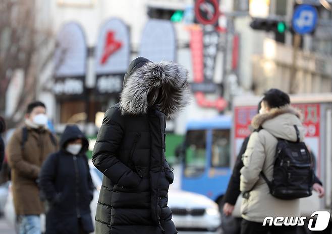 지난 17일 서울 세종대로 광화문사거리에서 출근길 시민들이 발걸음을 재촉하고 있다. 2021.2.17/뉴스1 © News1 이재명 기자