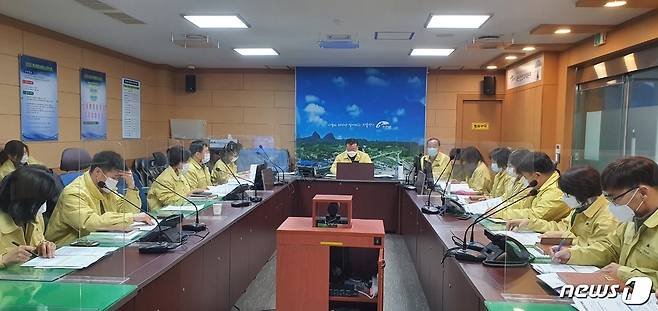 23일 전북 진안군 재난안전대책본부가 로나19 4차 대유행 예방을 위한 방역대책 회의를 갖고 있다.(진안군제공)2021.2.23/뉴스1