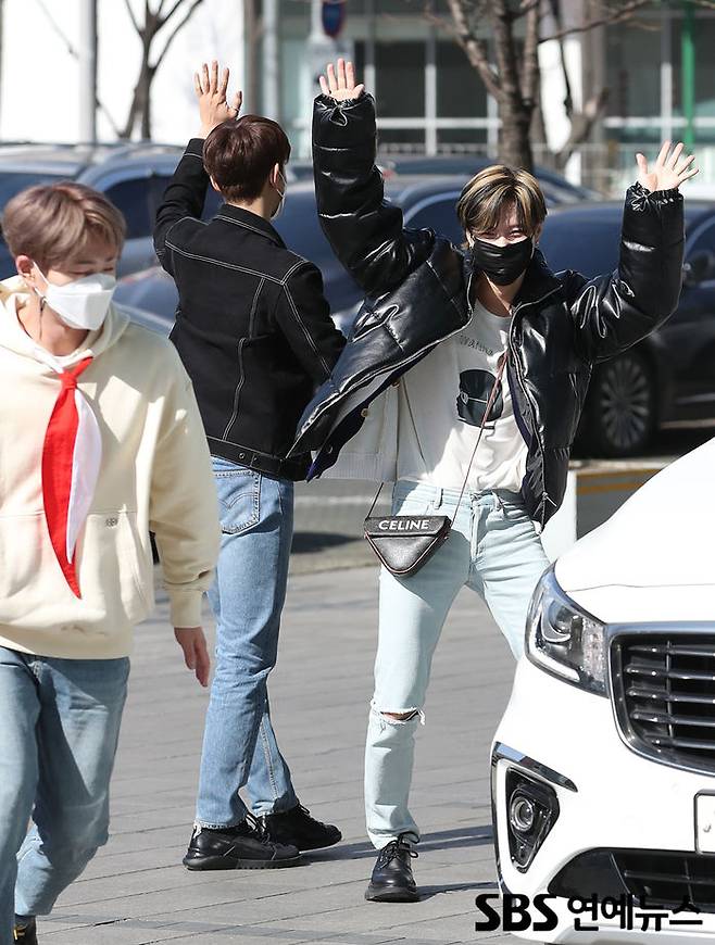 Group SHINee is waving to fans as it enters the office building for the SBS Power FM Doosan Escape Cult show broadcast on the Mok-dong district SBS in Seoul Yangcheon District on the afternoon of the 23rd.