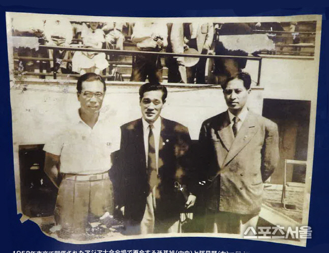 1930~40년대 일장기를 달고 국제무대에서 활약했던 대만과 한국의 육상 스타들이 1958도쿄아시안게임에서 만나 포즈를 취했다. 왼쪽부터 대만의 장싱쉬엔,한국의 손기정과 김원권. 제공 | 손기정기념재단