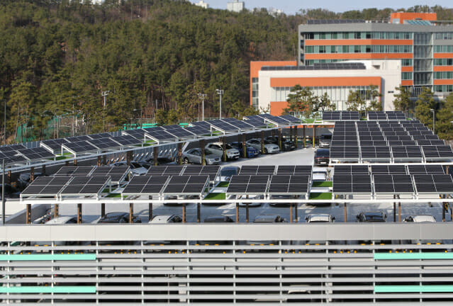 한국동서발전 본사 내 증축한 주차장 옥상에 설치한 70kW 규모의 태양광 발전설비(앞쪽). 사진=동서발전