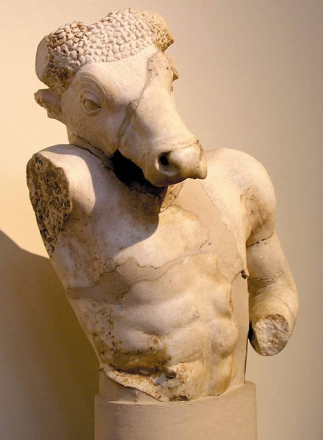 고대 아테네에 세워졌던 것으로 전해지는 미노타우로스 석상의 로마 시대 복제품. 신화에 따르면 크레타의 미노스 왕은 미궁 라비린토스를 짓고 소의 머리에 인간의 몸을 한 반인반수의 괴물 미노타우로스를 가뒀다. 희생 제물로 소년소녀들을 바치던 아테네의 영웅 테세우스가 이 미궁으로 침투해 미노타우로스를 죽이는 신화 속 이야기는 크레타의 해양 제국에 대한 아테네 중심 도시 국가들의 승리를 상징하는 것으로 해석되고 있다. 아테네 국립 고고학 박물관 소장. /Marsyas/위키피디아