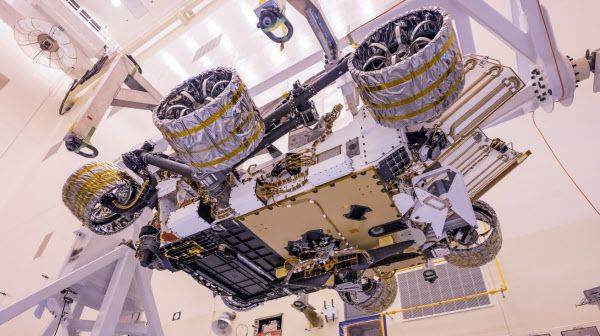 화성 탐사 로버 퍼서비어런스의 배에 장착된 헬리콥터 인저뉴어티./NASA
