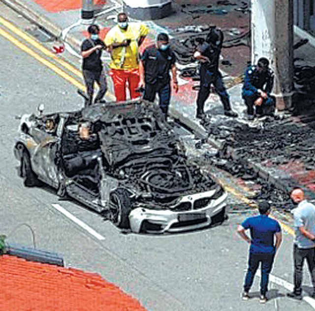 싱가포르 중심가인 탄종파가르 도로에서 13일(현지 시간) BMW M4 쿠페 승용차가 빠른 속도로 달리다 미끄러지는 사고로 폭발했다. 스트레이트타임스·트위터 캡처