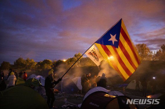 스페인 카탈루냐의 분리독립을 지지하는 시위대원들이 지난 2019년 기로나 인근의 고속도로를 봉쇄하고 시위를 벌이면서 불을 피워 언 몸을 녹이고 있다. 뉴시스 제공