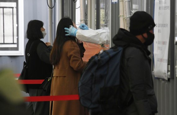 서울역 광장에 마련된 코로나19 임시선별검사소에서 시민들이 코로나 검사를 받고 있다. /사진=박범준 기자